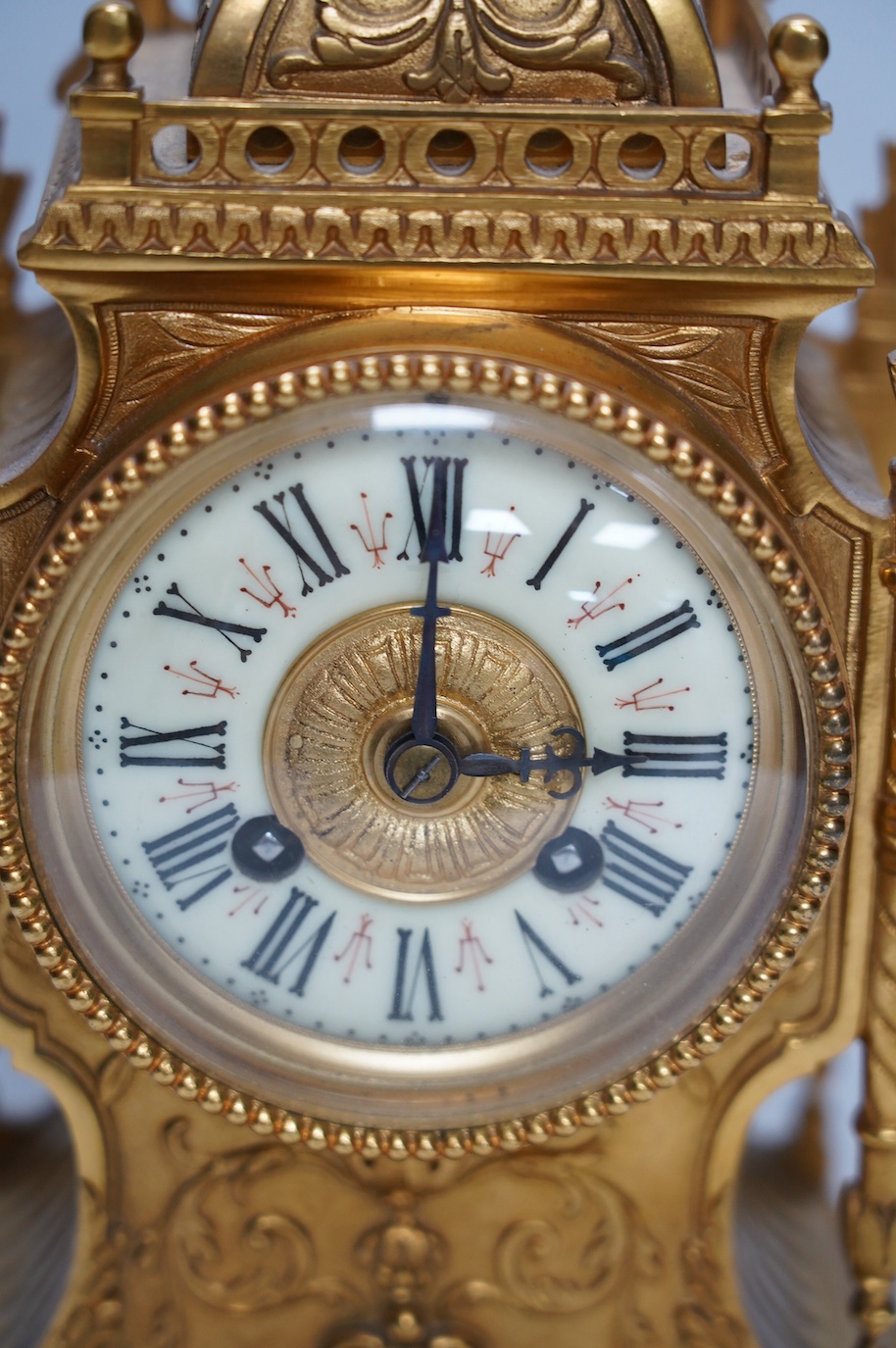 An early 20th century French ormolu mantel clock with key and pendulum, 33cm. Condition - good, not tested as working